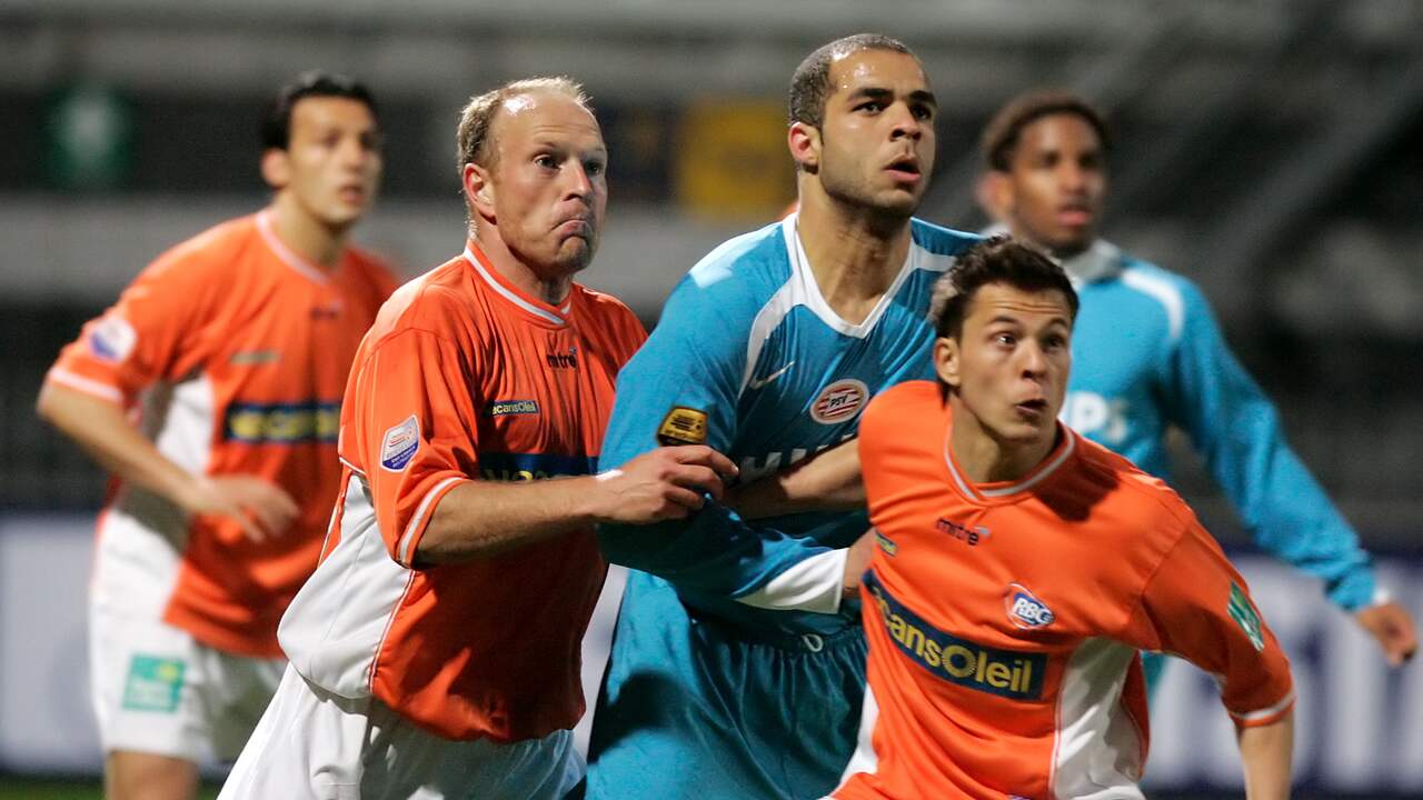 Robert Molenaar (links) namens RBC Roosendaal in actie tegen PSV op 1 april 2006.