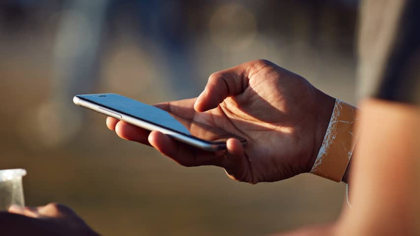 'Nederlander maandelijks zestig uur online op smartphone'