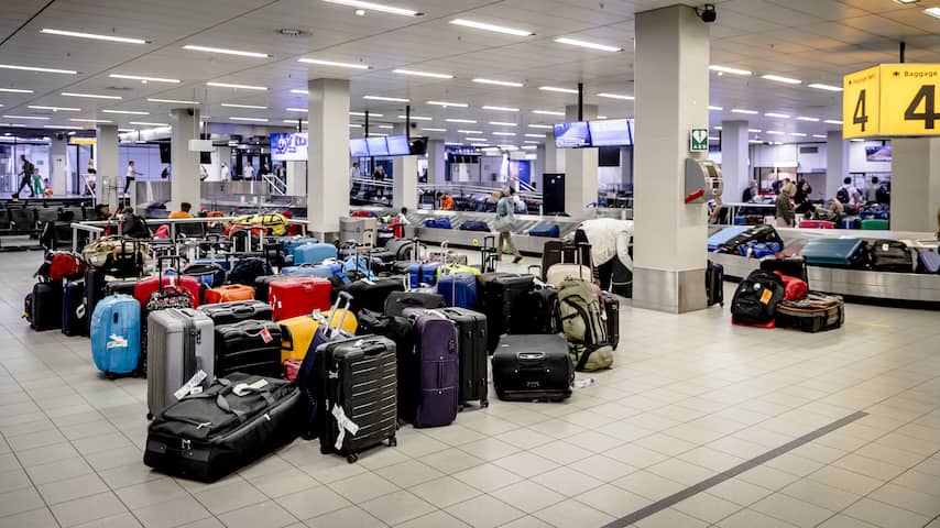 Kabinet wil minder bagageafhandelaars op Schiphol om drukte te voorkomen