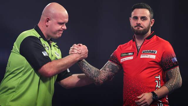 Michael van Gerwen troost een teleurgestelde Joe Cullen.