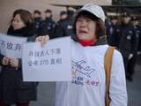 Woensdag 8 maart: Een kleine groep Chinese nabestaanden van de slachtoffers van vlucht MH370 protesteren in Peking. Het is precies drie jaar geleden dat het toestel van de radar verdween.