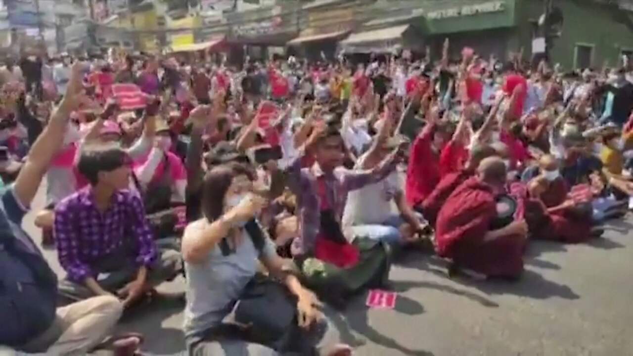 Beeld uit video: Duizenden Myanmarezen de straat op tegen staatsgreep