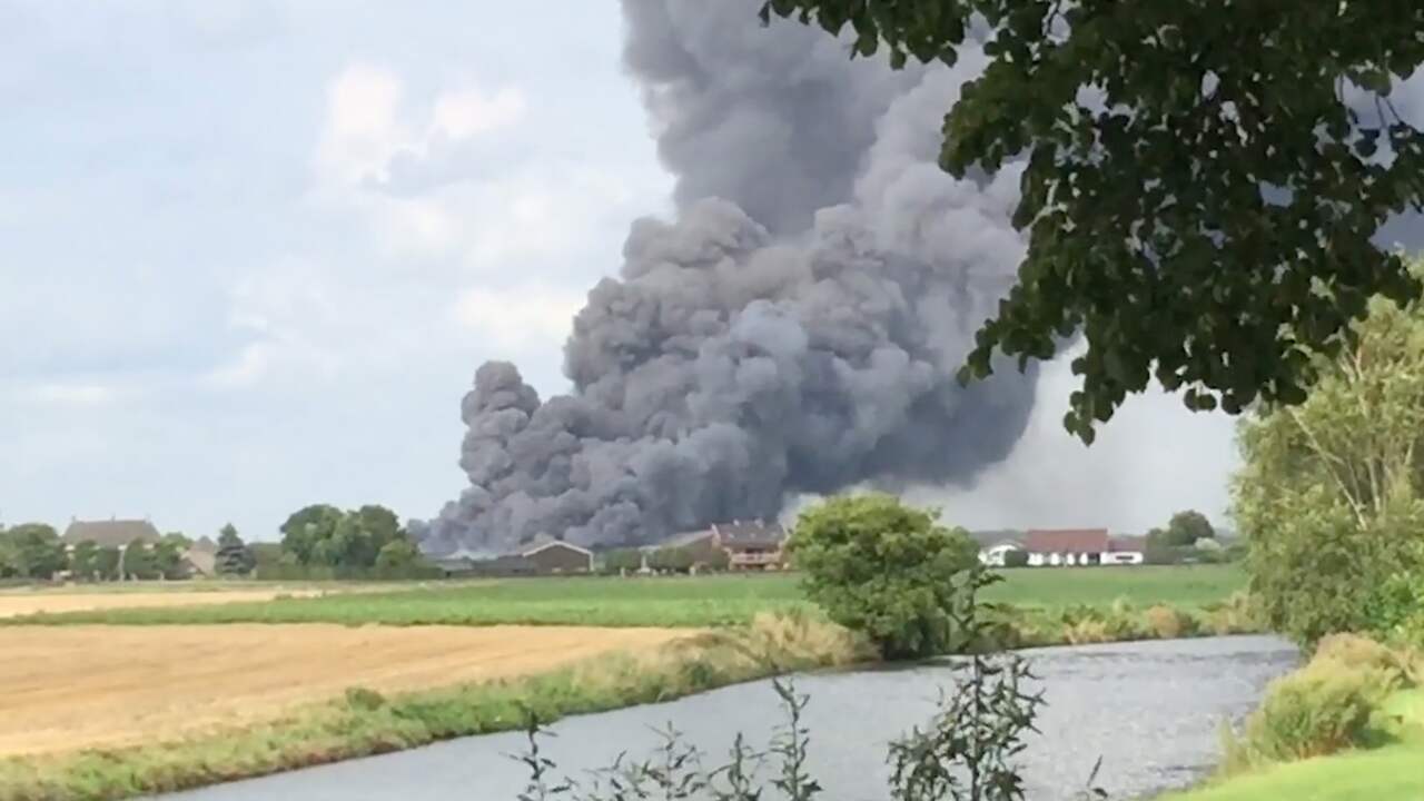 Rookwolken te zien in wijde omtrek door brand varkensstal Erichem