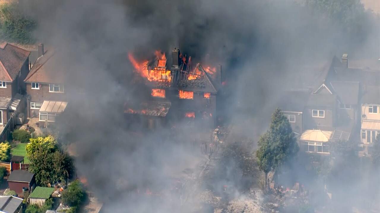 Beeld uit video: Luchtbeelden tonen verwoestende brand nabij Londen