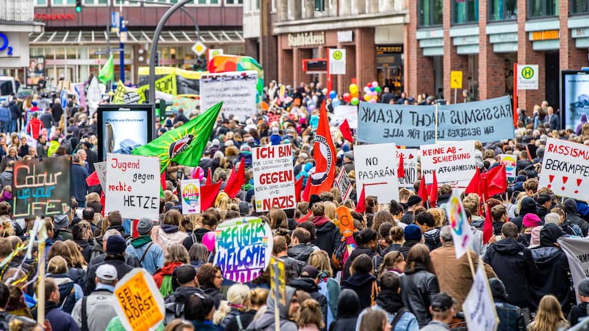 Ruim veertienduizend mensen lopen in Hamburg optocht tegen racisme