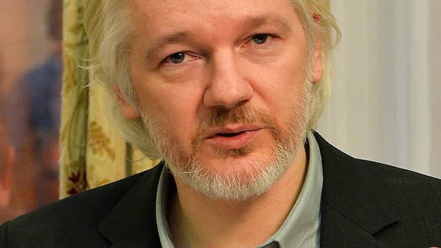 Julian Assange geeft zich vrijdag over aan politie als hij 