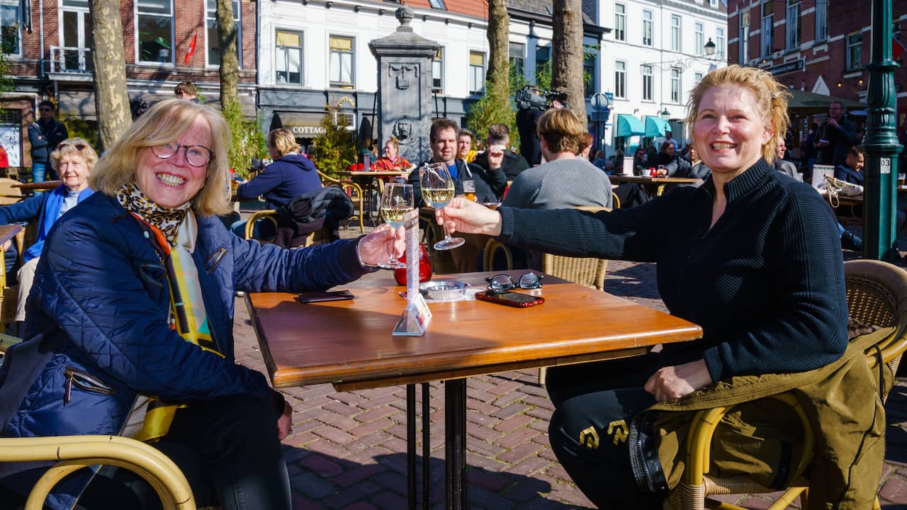 Kabinet overweegt heropening terrassen en einde avondklok vanaf 21 april