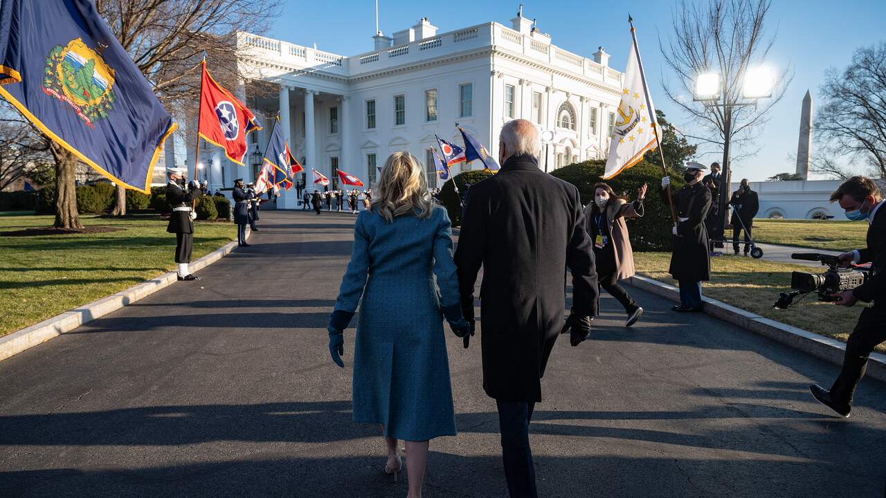 First lady Jill Biden en president Joe Biden lopen voor het eerst sinds de inauguratie naar het Witte Huis, waar ze de komende vier jaar zullen wonen.