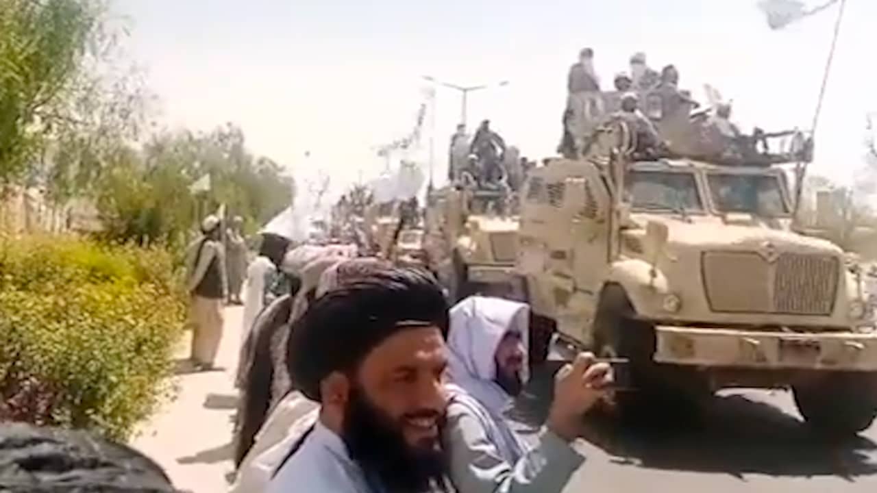 Beeld uit video: Taliban houden overwinningsstoet met Amerikaanse voertuigen