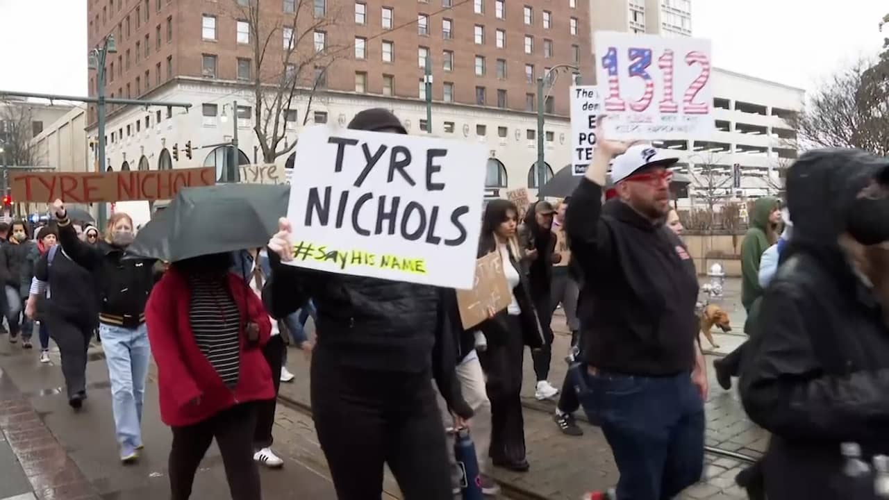 Beeld uit video: Amerikanen in Memphis demonstreren tegen politiegeweld