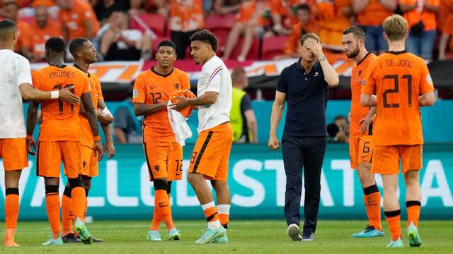 Teleurstelling bij De Boer en Oranje na de nederlaag tegen Tsjechië.