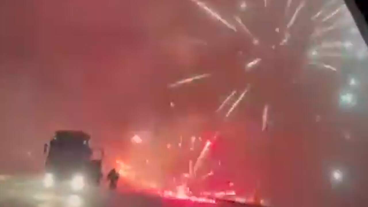 Beeld uit video: Vuurwerk schiet uit vrachtwagen na ongeluk op Kazachse snelweg