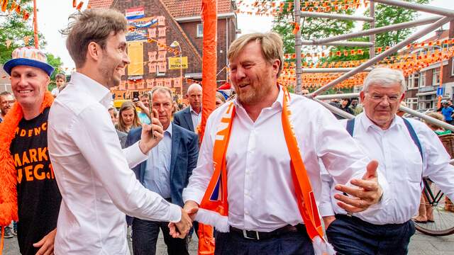 Tijdens een bezoek aan Oranjesupporters schudde de koning per ongeluk wat handen. Foto: ROBIN UTRECHT