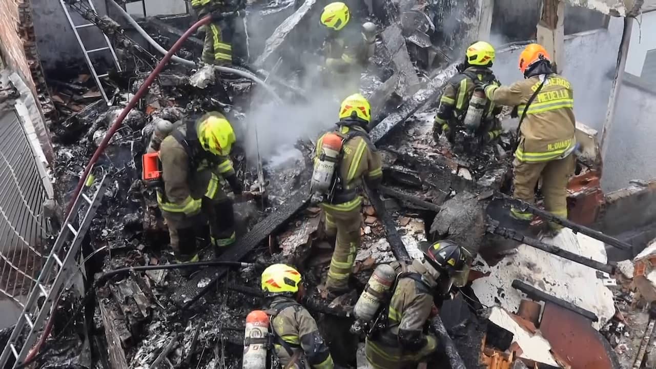 Beeld uit video: Colombiaanse brandweer loopt door ravage na vliegtuigcrash