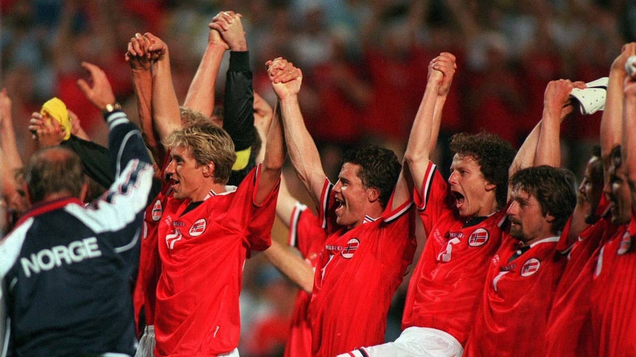 Norges glede etter å ha slått Brasil 2-1 i VM i 1998.