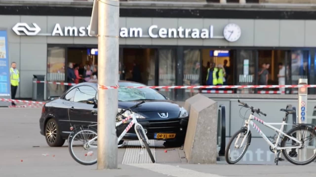 Beeld uit video: Nasleep van incident met auto op Stationsplein Amsterdam Centraal