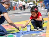 Zondag 9 september: een moeder kleurt de straat met haar zoontje als protest tegen klimaatverandering.