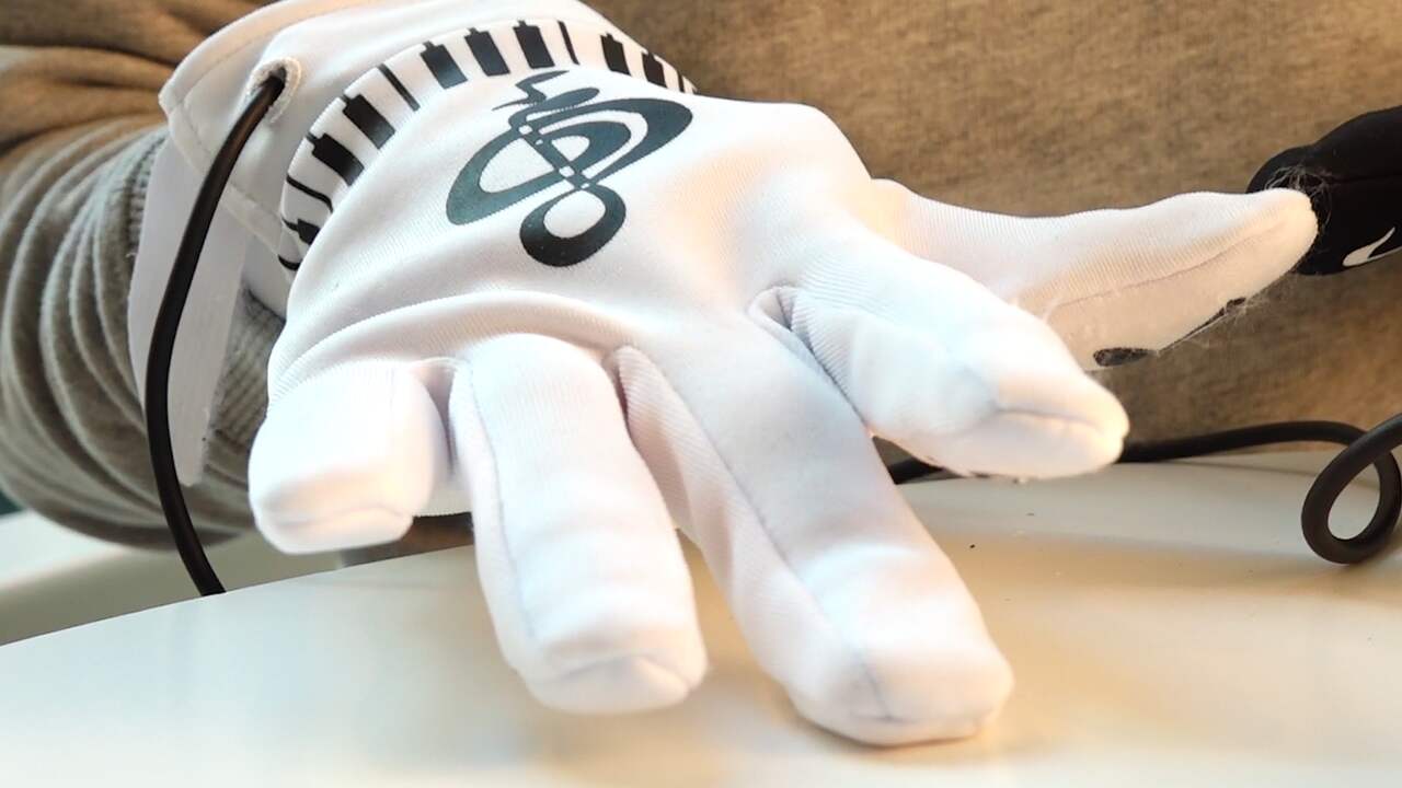 Beeld uit video: Prul of Praal? Speel overal piano met deze handschoenen