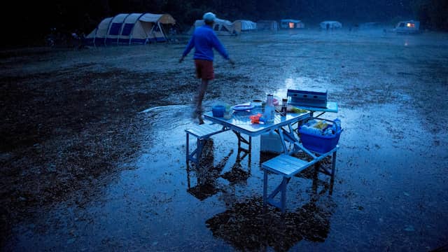 Zoek een veilige plek om te schuilen als het onweer dichtbij is.