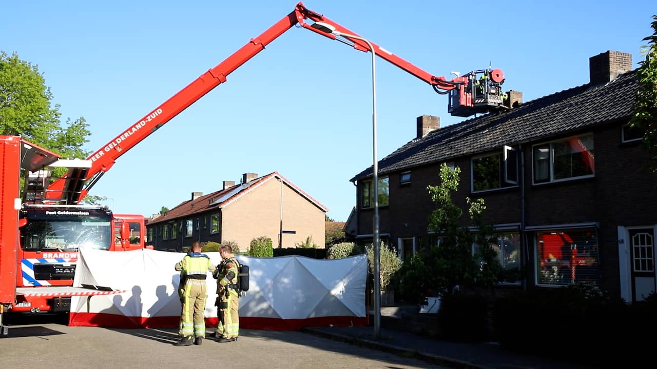 Beeld uit video: Politie gaat uit van misdrijf bij fatale brand Geldermalsen, zoekt naar man in auto
