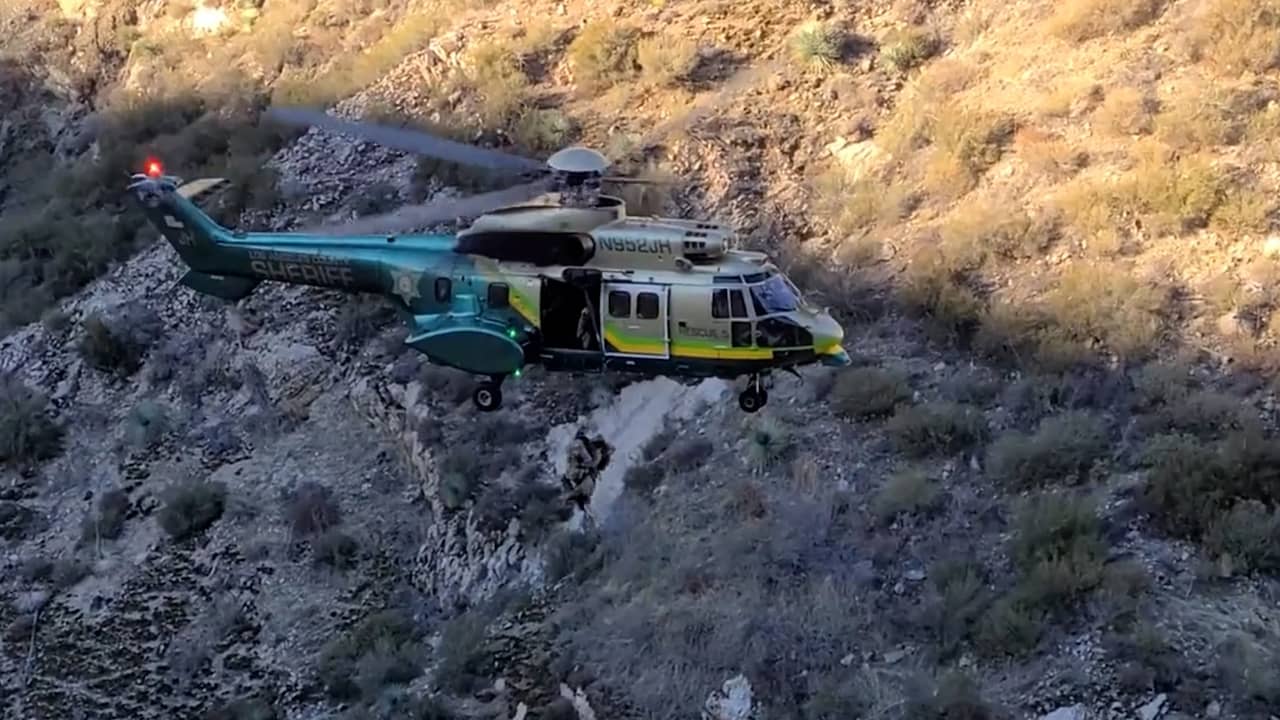 Beeld uit video: Reddingswerkers tillen stel uit ravijn na crash van hoge klif in VS
