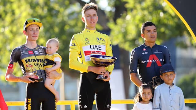 Richard Carapaz (rechts) was in de afgelopen Tour de best geklasseerde renner van INEOS Grenadiers met een derde plaats.
