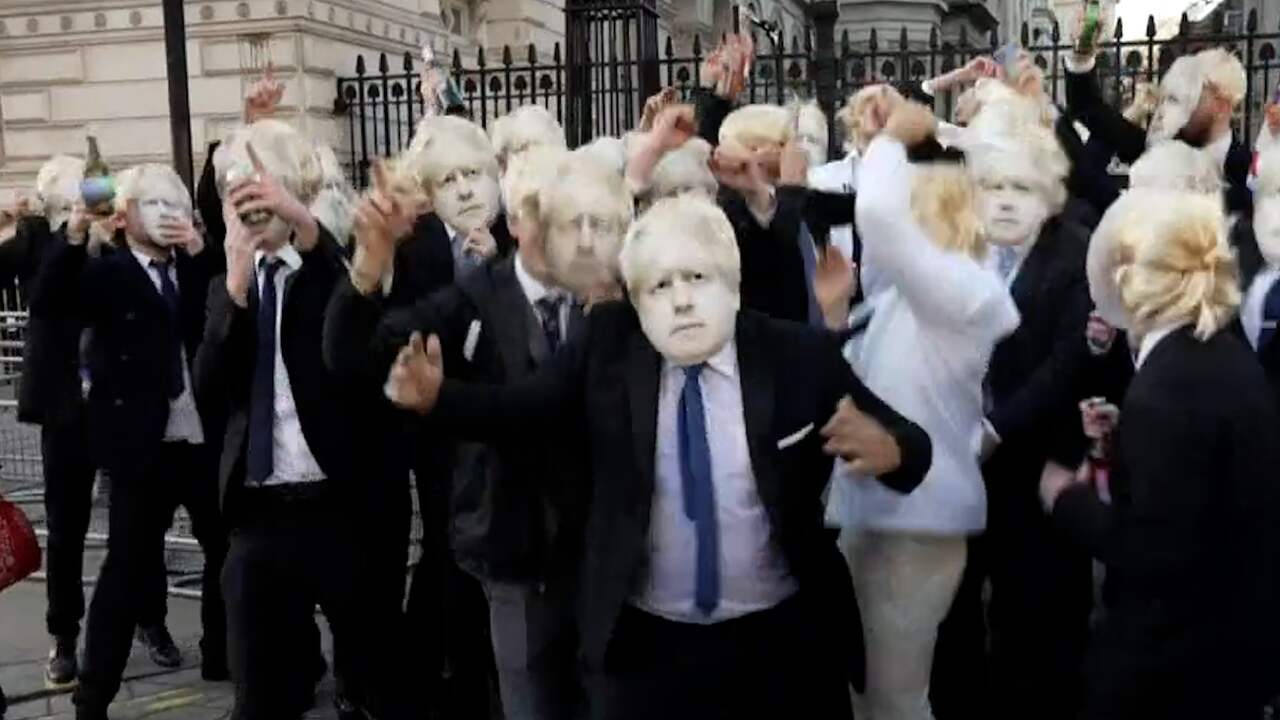 Beeld uit video: Britten verkleden zich als Johnson en 'feesten' voor zijn ambtswoning