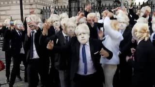 Britten verkleden zich als Johnson en 'feesten' voor zijn ambtswoning