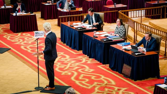 Van links naar rechts Geert Wilders (PVV), demissionair premier Mark Rutte, demissionair minister Tamara van Ark voor Medische Zorg (VVD) en demissionair minister Hugo de Jonge van Volksgezondheid, Welzijn en Sport (CDA) tijdens het debat over het coronavirus in de Ridderzaal.