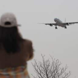 Eerste commerciële vlucht van Chinees passagiersvliegtuig geslaagd