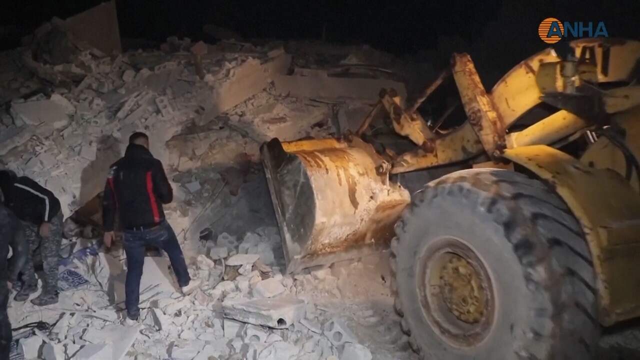 Beeld uit video: Syriërs zoeken met bulldozer naar overlevenden ingestort gebouw