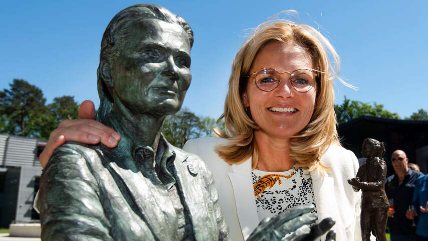 Wiegman krijgt als eerste vrouw standbeeld in beeldentuin KNVB