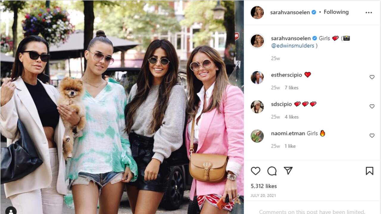 De foto die Sarah van Soelen met Anne Rose op haar Instagram heeft staan. Van Soelen staat helemaal rechts, Anne Rose naast haar. Foto: Instagram/Sarah van Soelen.
