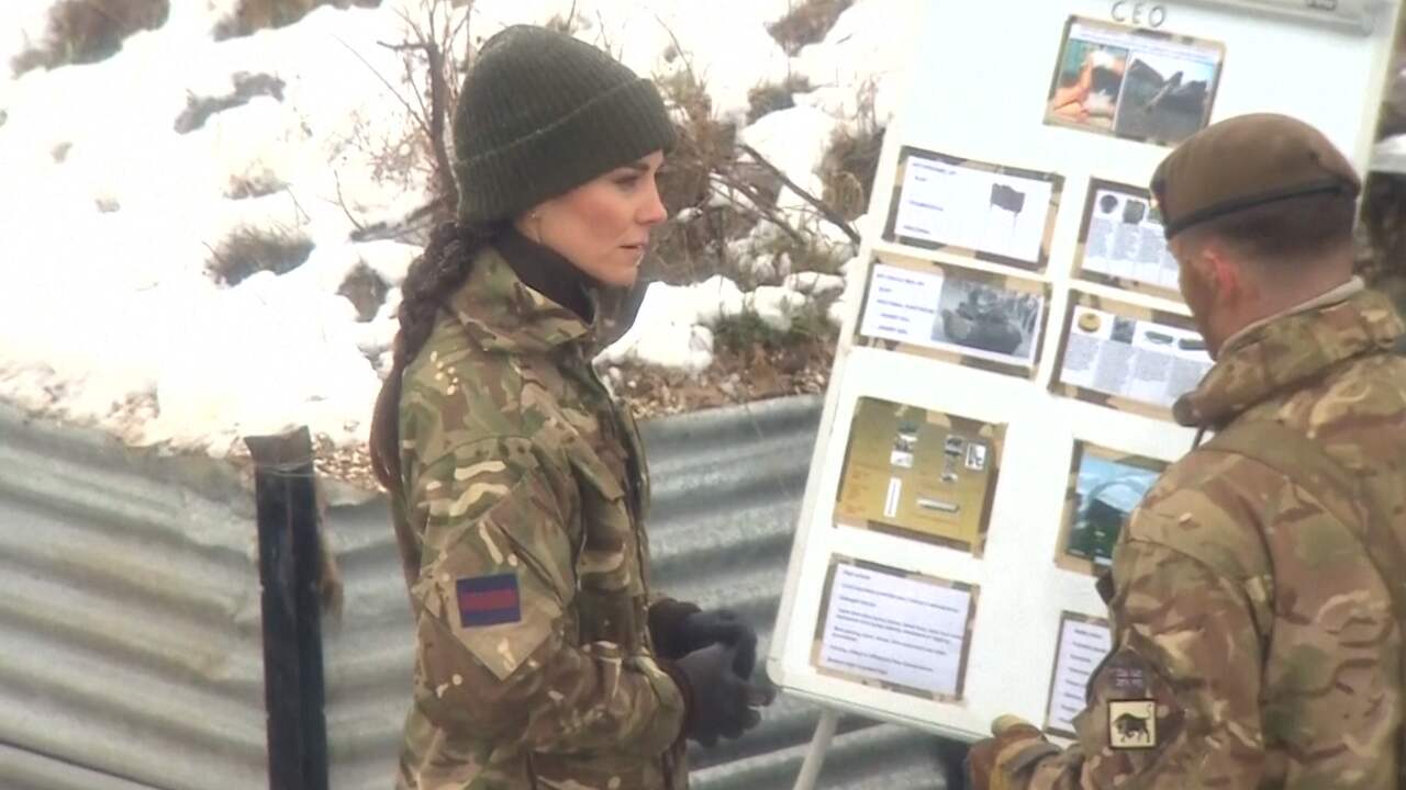 Beeld uit video: Kate Middleton hult zich in camouflage en bezoekt Irish Guards