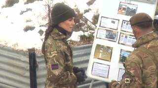 Kate Middleton hult zich in camouflage en bezoekt Irish Guards