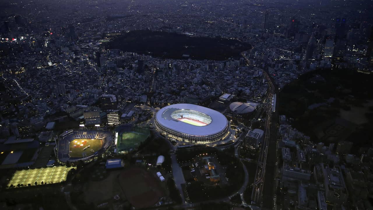 Het olympisch stadion in Tokio, waar over zeven maanden de openingsceremonie zal plaatsvinden.