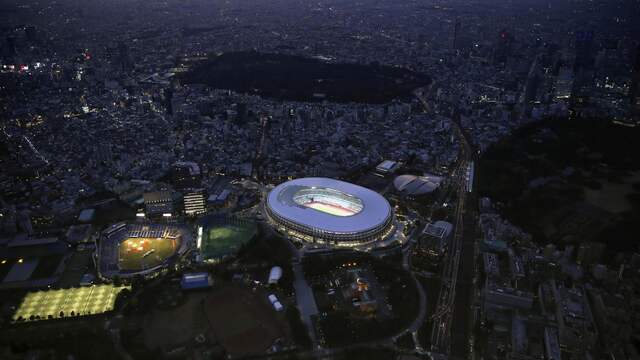 Het olympisch stadion in Tokio, waar over zeven maanden de openingsceremonie zal plaatsvinden.