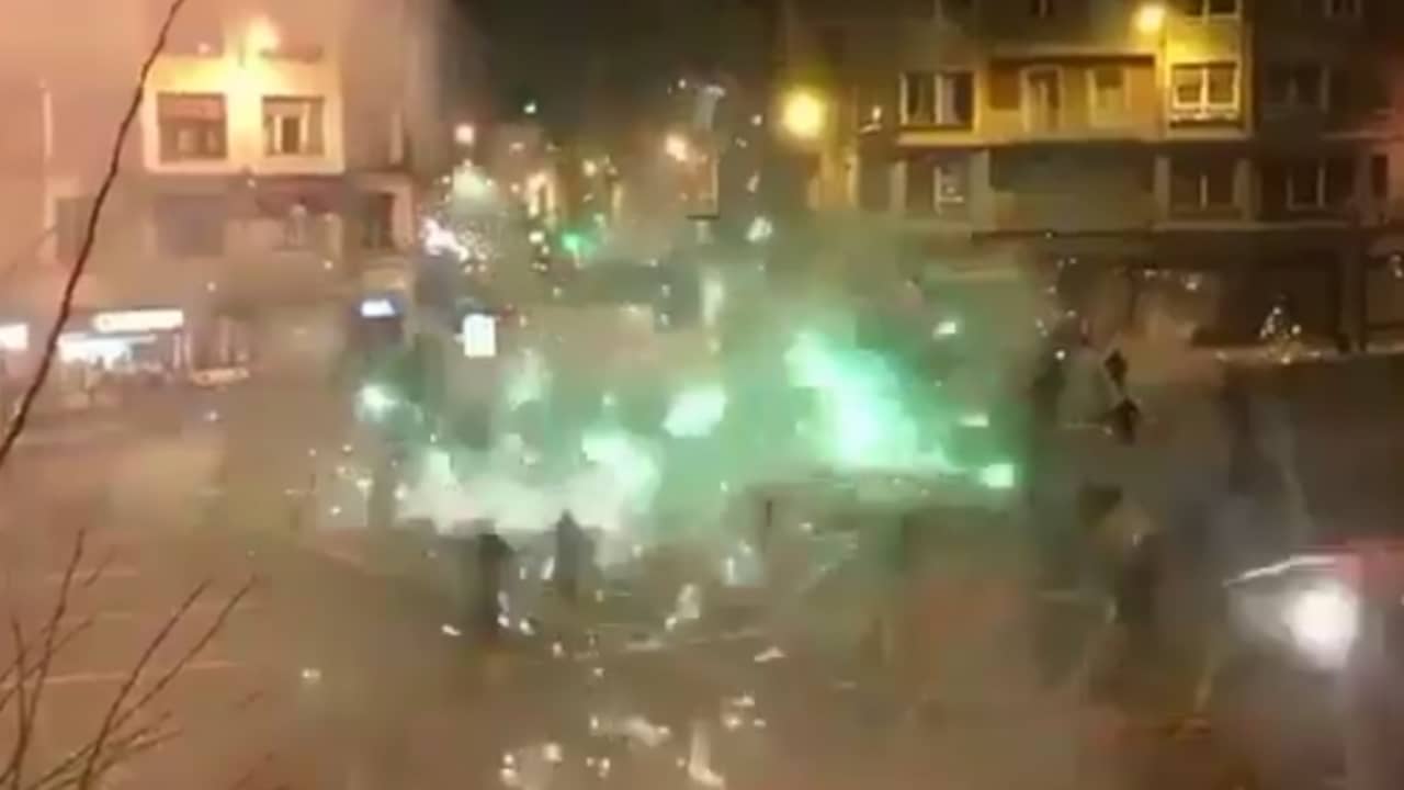 Beeld uit video: Voetbalfans bestoken elkaar met vuurwerk bij dodelijke rellen Spanje