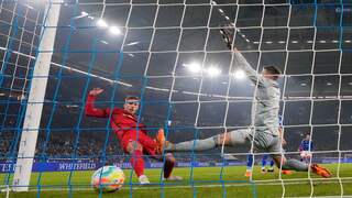 Olmo bekroont sterk optreden met fraaie treffer tegen Schalke 04