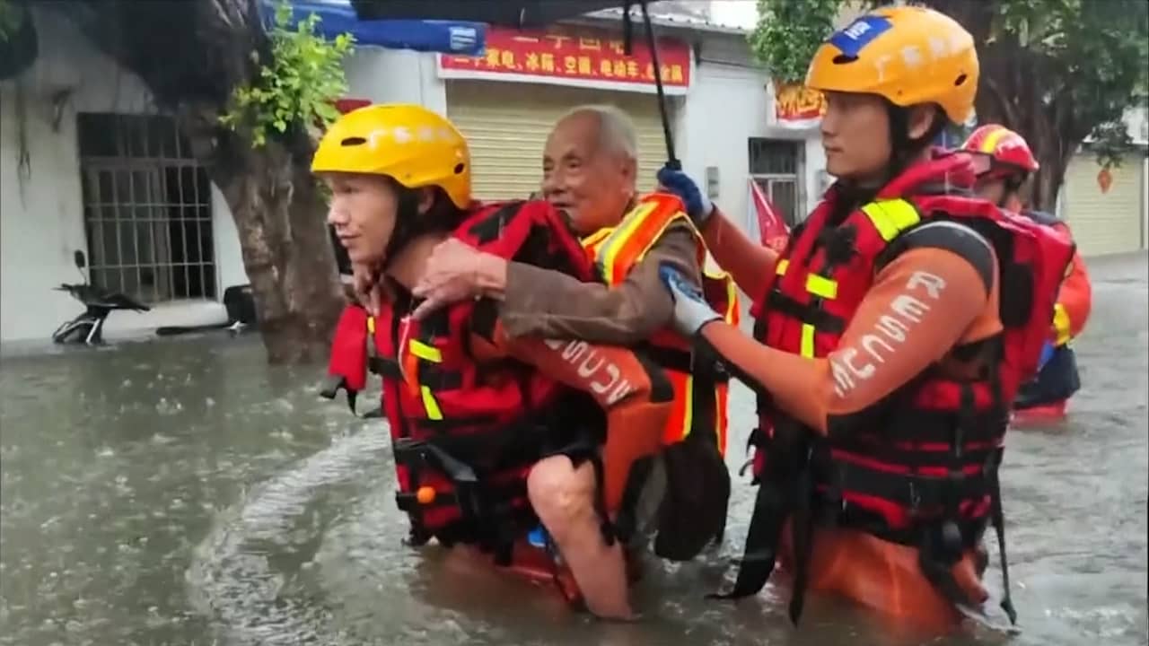Beeld uit video: Hulpdiensten redden Chinezen uit overstroomde auto's