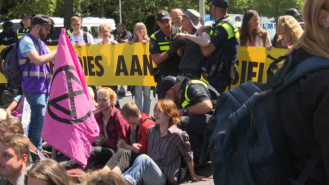 Beeld uit video: Actievoerders Extinction Rebellion blokkeren straat in Den Haag