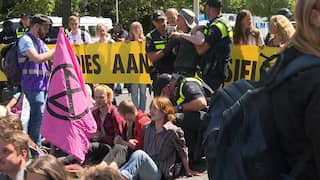 Actievoerders Extinction Rebellion blokkeren straat in Den Haag