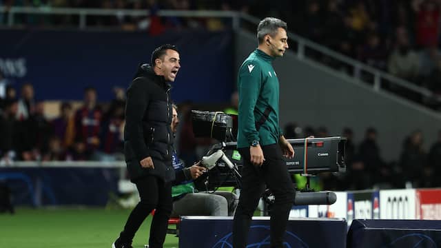 Gefrustreerde Barcelona-coach Xavi trapt object omver en krijgt rood