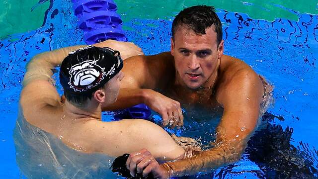 Zesvoudig olympisch zwemkampioen Lochte wordt getroost door Chase Kalisz, die wel naar Tokio mag.