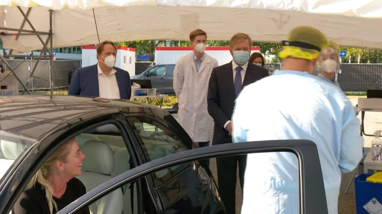 Beeld uit video: Koning bezoekt coronateststraat: 'Heb je klachten?'