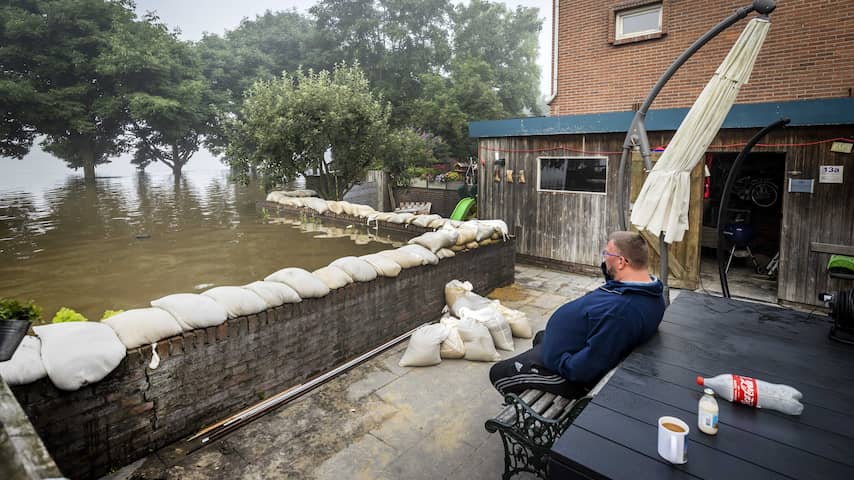 Man in Limburg ziet water komen