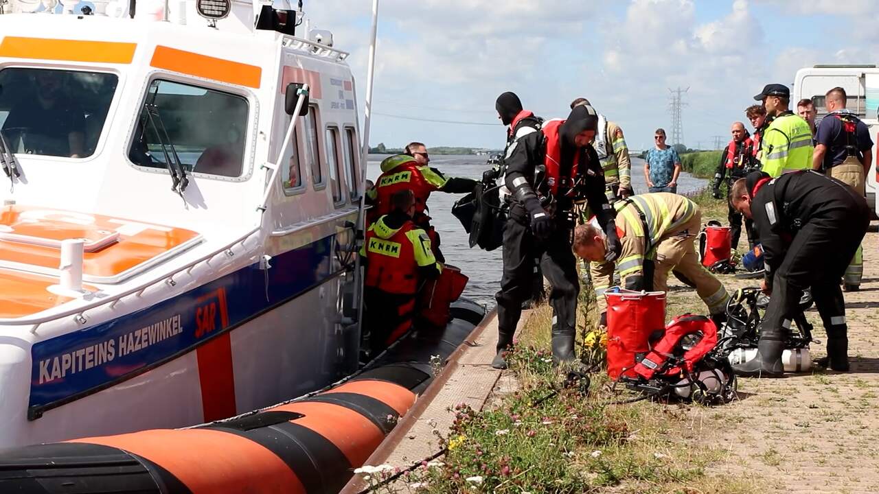 Beeld uit video: Hulpdiensten starten met bergingsactie gecrasht vliegtuig op Zwarte Meer