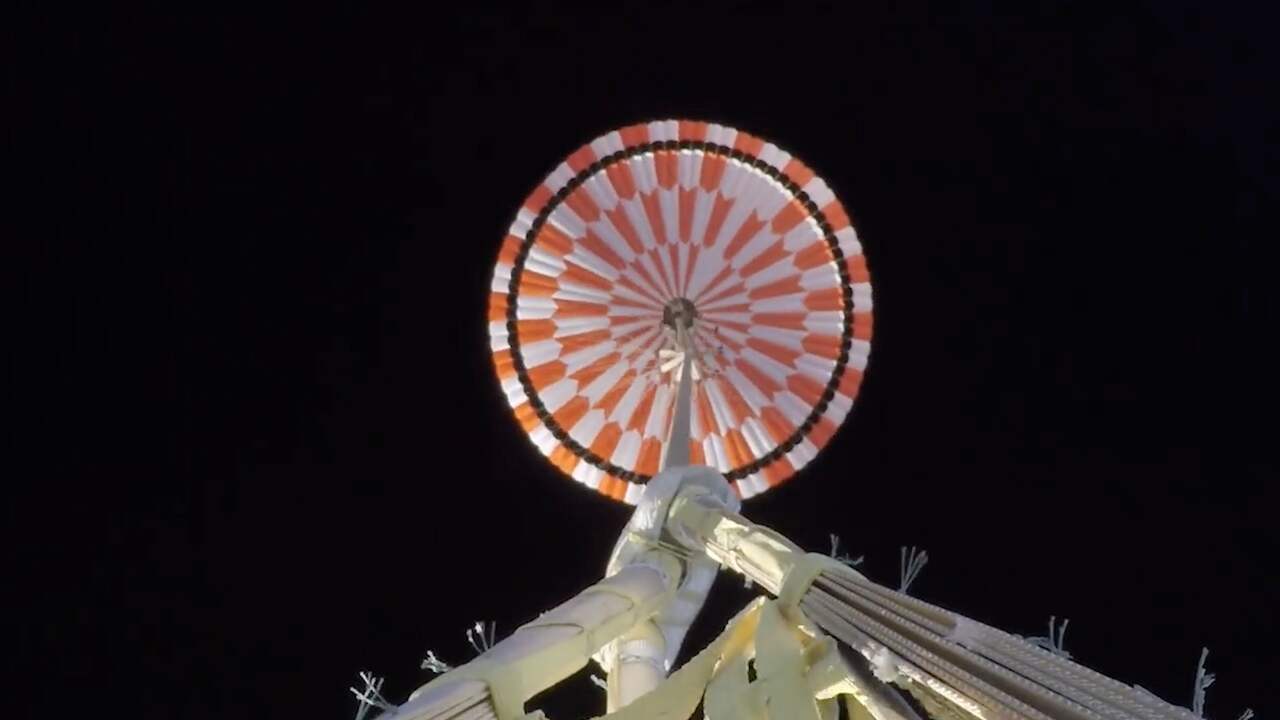 Beeld uit video: NASA deelt testbeelden van parachute voor marslanding met mensen