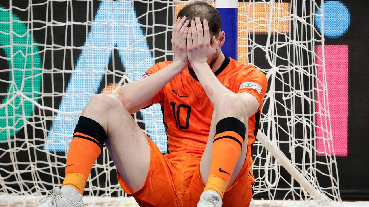 Zware teleurstelling bij Mohamed Attaibi na de uitschakeling van de Nederlandse zaalvoetballers op het EK.
