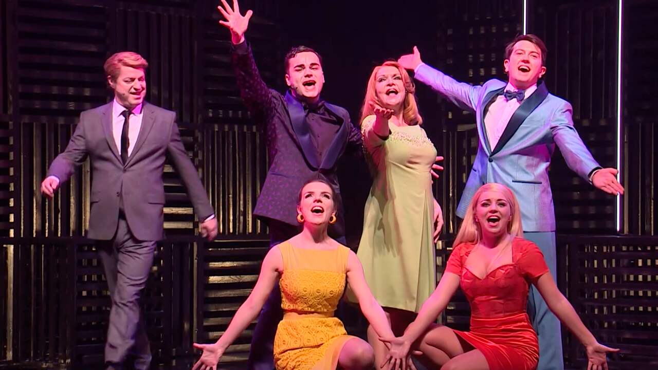 Bekijk hier zanger Jordy van Loon in de musical Haal Het Doek Maar Op